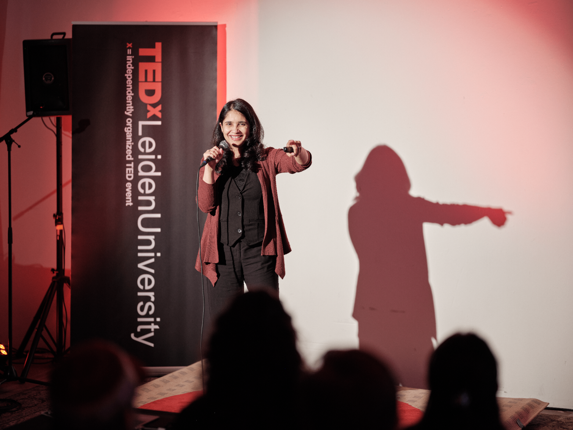 Neha Lagoo Ratnakar speaking at TEDxLeidenUniversity
